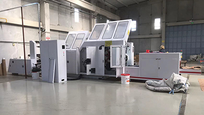 Une machine de fabrication de sacs en papier achetée par un client saoudien