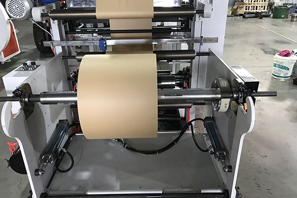 Machine de fabrication de sacs en papier, plats et sachets papier plats (type général)