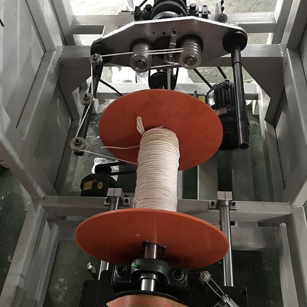 Machine de fabrication de cordes en papier torsadé