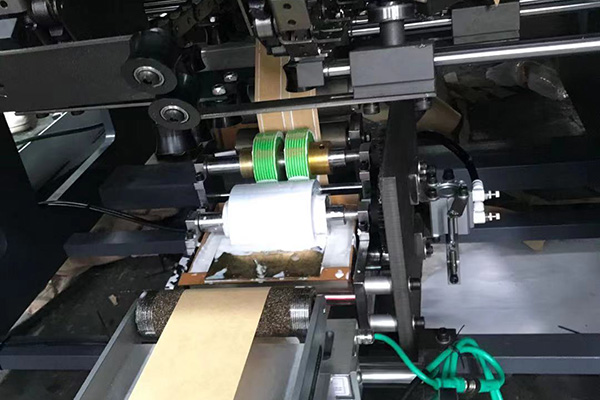 Machine semi-automatique de fabrication de poignées torsadées